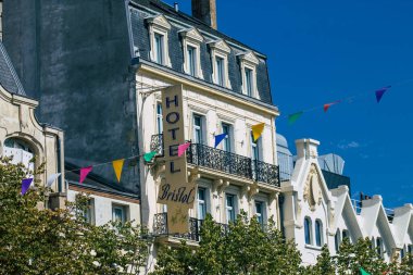 Reims 'de bulunan tarihi bir binanın ön cephesi, Fransa' nın Grand Est bölgesindeki bir şehir ve Avrupa 'nın en eskilerindendir.