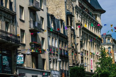 Reims 'de bulunan tarihi bir binanın ön cephesi, Fransa' nın Grand Est bölgesindeki bir şehir ve Avrupa 'nın en eskilerindendir.