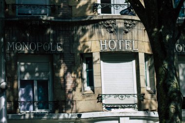 Reims 'de bulunan tarihi bir binanın ön cephesi, Fransa' nın Grand Est bölgesindeki bir şehir ve Avrupa 'nın en eskilerindendir.