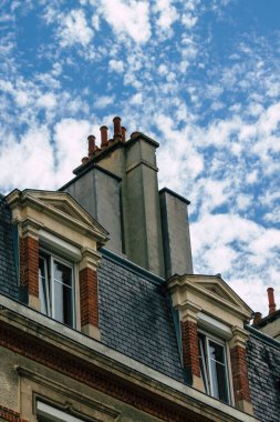 Reims 'de bulunan tarihi bir binanın ön cephesi, Fransa' nın Grand Est bölgesindeki bir şehir ve Avrupa 'nın en eskilerindendir.