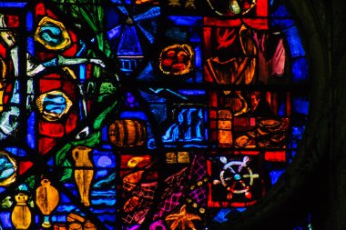 Fransa 'yı 20 Ağustos 2020' de, Fransa 'nın Grand Est bölgesinde yer alan ve Avrupa' nın en eski şehirlerinden biri olan Notre Dame Reims Katedrali 'nin içindeki vitraylı pencerelere bakıyor.