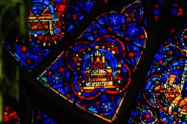 Fransa 'yı 20 Ağustos 2020' de, Fransa 'nın Grand Est bölgesinde yer alan ve Avrupa' nın en eski şehirlerinden biri olan Notre Dame Reims Katedrali 'nin içindeki vitraylı pencerelere bakıyor.