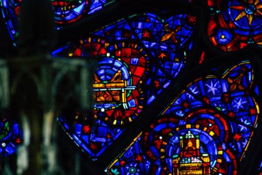 Fransa 'yı 20 Ağustos 2020' de, Fransa 'nın Grand Est bölgesinde yer alan ve Avrupa' nın en eski şehirlerinden biri olan Notre Dame Reims Katedrali 'nin içindeki vitraylı pencerelere bakıyor.