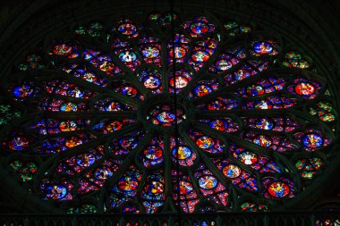 Fransa 'yı 20 Ağustos 2020' de, Fransa 'nın Grand Est bölgesinde yer alan ve Avrupa' nın en eski şehirlerinden biri olan Notre Dame Reims Katedrali 'nin içindeki vitraylı pencerelere bakıyor.