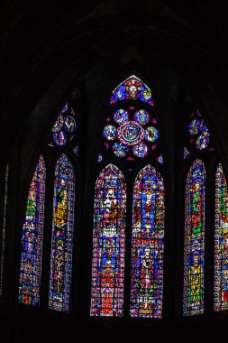 Fransa 'yı 20 Ağustos 2020' de, Fransa 'nın Grand Est bölgesinde yer alan ve Avrupa' nın en eski şehirlerinden biri olan Notre Dame Reims Katedrali 'nin içindeki vitraylı pencerelere bakıyor.