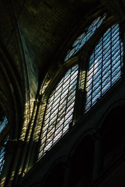 Fransa 'yı 20 Ağustos 2020' de, Fransa 'nın Grand Est bölgesinde yer alan ve Avrupa' nın en eski şehirlerinden biri olan Notre Dame Reims Katedrali 'nin içindeki vitraylı pencerelere bakıyor.