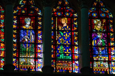 Fransa 'yı 20 Ağustos 2020' de, Fransa 'nın Grand Est bölgesinde yer alan ve Avrupa' nın en eski şehirlerinden biri olan Notre Dame Reims Katedrali 'nin içindeki vitraylı pencerelere bakıyor.