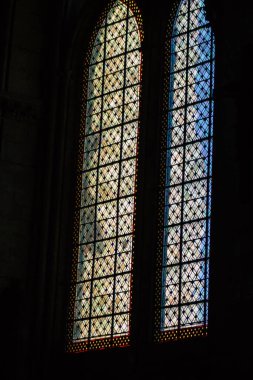 Fransa 'yı 20 Ağustos 2020' de, Fransa 'nın Grand Est bölgesinde yer alan ve Avrupa' nın en eski şehirlerinden biri olan Notre Dame Reims Katedrali 'nin içindeki vitraylı pencerelere bakıyor.