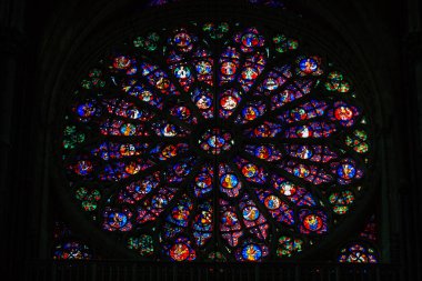 Fransa 'yı 20 Ağustos 2020' de, Fransa 'nın Grand Est bölgesinde yer alan ve Avrupa' nın en eski şehirlerinden biri olan Notre Dame Reims Katedrali 'nin içindeki vitraylı pencerelere bakıyor.