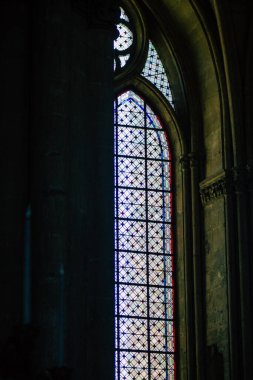 Fransa 'yı 20 Ağustos 2020' de, Fransa 'nın Grand Est bölgesinde yer alan ve Avrupa' nın en eski şehirlerinden biri olan Notre Dame Reims Katedrali 'nin içindeki vitraylı pencerelere bakıyor.