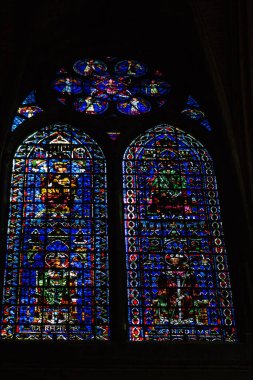 Fransa 'yı 20 Ağustos 2020' de, Fransa 'nın Grand Est bölgesinde yer alan ve Avrupa' nın en eski şehirlerinden biri olan Notre Dame Reims Katedrali 'nin içindeki vitraylı pencerelere bakıyor.