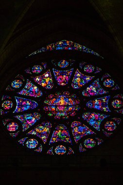 Fransa 'yı 20 Ağustos 2020' de, Fransa 'nın Grand Est bölgesinde yer alan ve Avrupa' nın en eski şehirlerinden biri olan Notre Dame Reims Katedrali 'nin içindeki vitraylı pencerelere bakıyor.