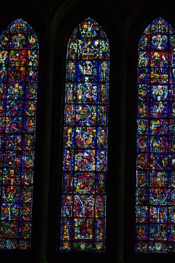 Fransa 'yı 20 Ağustos 2020' de, Fransa 'nın Grand Est bölgesinde yer alan ve Avrupa' nın en eski şehirlerinden biri olan Notre Dame Reims Katedrali 'nin içindeki vitraylı pencerelere bakıyor.