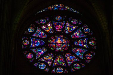 Fransa 'yı 20 Ağustos 2020' de, Fransa 'nın Grand Est bölgesinde yer alan ve Avrupa' nın en eski şehirlerinden biri olan Notre Dame Reims Katedrali 'nin içindeki vitraylı pencerelere bakıyor.