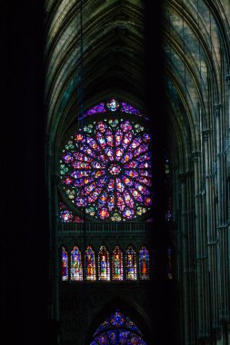 Fransa 'yı 20 Ağustos 2020' de, Fransa 'nın Grand Est bölgesinde yer alan ve Avrupa' nın en eski şehirlerinden biri olan Notre Dame Reims Katedrali 'nin içindeki vitraylı pencerelere bakıyor.