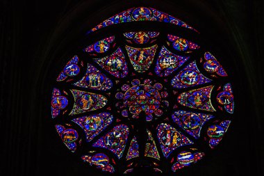 Fransa 'yı 20 Ağustos 2020' de, Fransa 'nın Grand Est bölgesinde yer alan ve Avrupa' nın en eski şehirlerinden biri olan Notre Dame Reims Katedrali 'nin içindeki vitraylı pencerelere bakıyor.