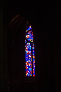 Fransa 'yı 20 Ağustos 2020' de, Fransa 'nın Grand Est bölgesinde yer alan ve Avrupa' nın en eski şehirlerinden biri olan Notre Dame Reims Katedrali 'nin içindeki vitraylı pencerelere bakıyor.