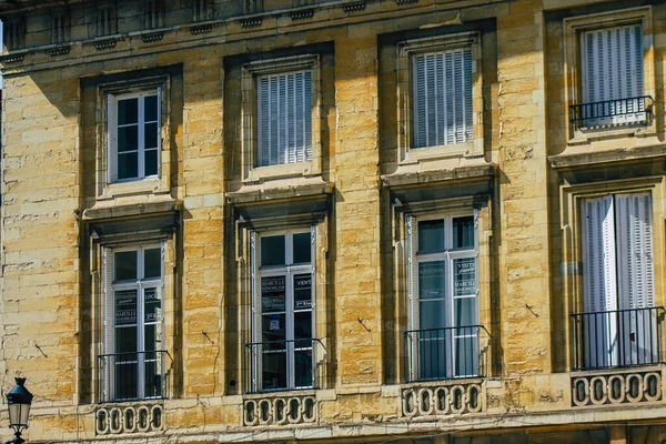 ランスフランス2020年8月20日フランスの東北部に位置するランスに位置する歴史的建造物のファサードの景色とヨーロッパで最も古いものの1つ — ストック写真