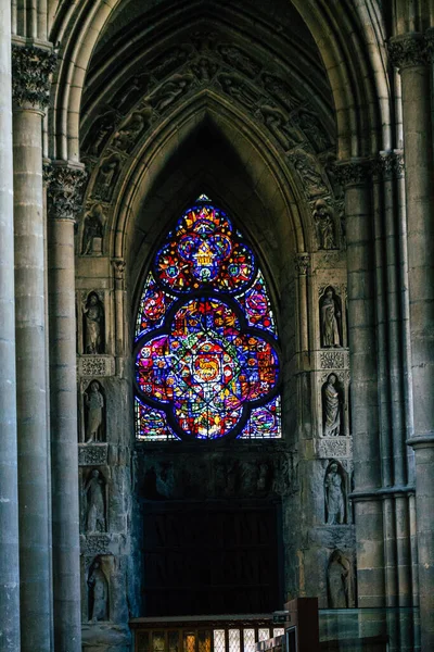 2020年8月20日法国里姆斯城圣母院内的彩色玻璃窗户景观 这是法国大埃斯特地区的一座城市 也是欧洲历史最悠久的城市之一 — 图库照片