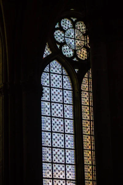 ランス フランス2020年8月20日ノートルダム大聖堂内のステンドグラスの窓からの眺めフランスの東北部に位置し ヨーロッパで最も古い都市の一つであるランス大聖堂 — ストック写真