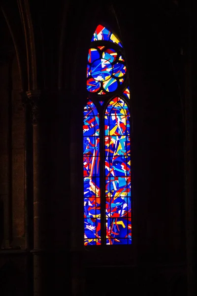 2020年8月20日法国里姆斯城圣母院内的彩色玻璃窗户景观 这是法国大埃斯特地区的一座城市 也是欧洲历史最悠久的城市之一 — 图库照片