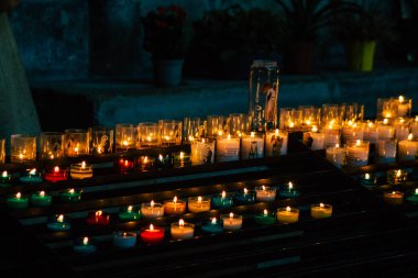 Fransa 'yı 20 Ağustos 2020' de, Fransa 'nın Grand Est bölgesinde yer alan ve Avrupa' nın en eski şehirlerinden biri olan Notre Dame Reims Katedrali 'nin içini görür.