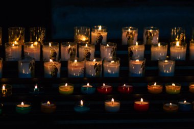 Fransa 'yı 20 Ağustos 2020' de, Fransa 'nın Grand Est bölgesinde yer alan ve Avrupa' nın en eski şehirlerinden biri olan Notre Dame Reims Katedrali 'nin içini görür.