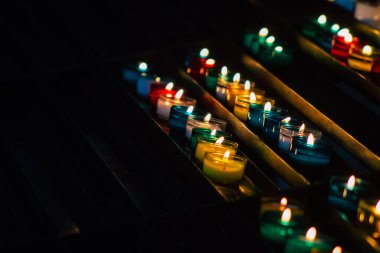 Fransa 'yı 20 Ağustos 2020' de, Fransa 'nın Grand Est bölgesinde yer alan ve Avrupa' nın en eski şehirlerinden biri olan Notre Dame Reims Katedrali 'nin içini görür.