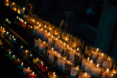 Fransa 'yı 20 Ağustos 2020' de, Fransa 'nın Grand Est bölgesinde yer alan ve Avrupa' nın en eski şehirlerinden biri olan Notre Dame Reims Katedrali 'nin içini görür.