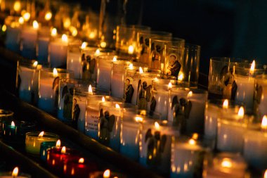 Fransa 'yı 20 Ağustos 2020' de, Fransa 'nın Grand Est bölgesinde yer alan ve Avrupa' nın en eski şehirlerinden biri olan Notre Dame Reims Katedrali 'nin içini görür.