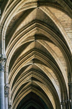 Fransa 'yı 20 Ağustos 2020' de, Fransa 'nın Grand Est bölgesinde yer alan ve Avrupa' nın en eski şehirlerinden biri olan Notre Dame Reims Katedrali 'nin içini görür.