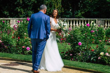 Reims France 29 Ağustos 2020 Fransa 'da bir Fransız geleneğine göre bir cumhuriyetçi düğüne katılan kimliği belirsiz bir çiftin görüntüsü Fransa' nın Champagne şehrinde yer alan Epernay belediye binasında gerçekleşmektedir.