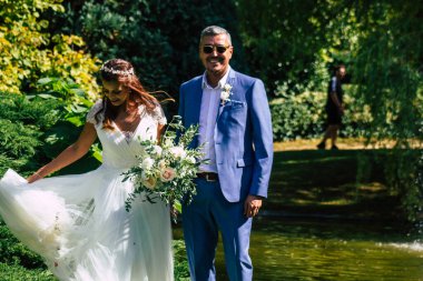 Reims France 29 Ağustos 2020 Fransa 'da bir Fransız geleneğine göre bir cumhuriyetçi düğüne katılan kimliği belirsiz bir çiftin görüntüsü Fransa' nın Champagne şehrinde yer alan Epernay belediye binasında gerçekleşmektedir.