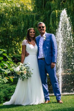 Reims France 29 Ağustos 2020 Fransa 'da bir Fransız geleneğine göre bir cumhuriyetçi düğüne katılan kimliği belirsiz bir çiftin görüntüsü Fransa' nın Champagne şehrinde yer alan Epernay belediye binasında gerçekleşmektedir.