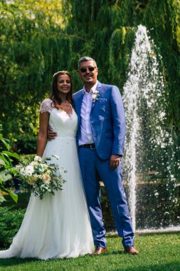 Reims France 29 Ağustos 2020 Fransa 'da bir Fransız geleneğine göre bir cumhuriyetçi düğüne katılan kimliği belirsiz bir çiftin görüntüsü Fransa' nın Champagne şehrinde yer alan Epernay belediye binasında gerçekleşmektedir.