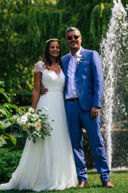 Reims France 29 Ağustos 2020 Fransa 'da bir Fransız geleneğine göre bir cumhuriyetçi düğüne katılan kimliği belirsiz bir çiftin görüntüsü Fransa' nın Champagne şehrinde yer alan Epernay belediye binasında gerçekleşmektedir.