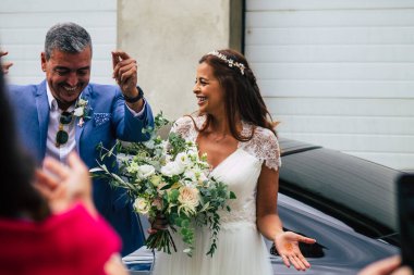 Fransız geleneklerine göre, 29 Ağustos 2020 'de Fransa' da Champagne şehrindeki Epernay belediye binasında gerçekleşen cumhuriyetçi bir düğün sırasında dans eden kimliği belirsiz insanların görüntüsü