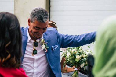 Fransız geleneklerine göre, 29 Ağustos 2020 'de Fransa' da Champagne şehrindeki Epernay belediye binasında gerçekleşen cumhuriyetçi bir düğün sırasında dans eden kimliği belirsiz insanların görüntüsü