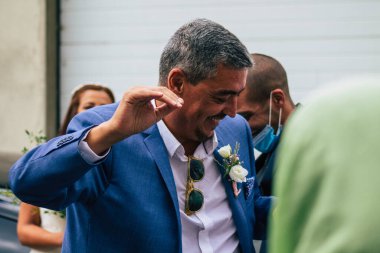 Fransız geleneklerine göre, 29 Ağustos 2020 'de Fransa' da Champagne şehrindeki Epernay belediye binasında gerçekleşen cumhuriyetçi bir düğün sırasında dans eden kimliği belirsiz insanların görüntüsü