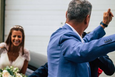 Fransız geleneklerine göre, 29 Ağustos 2020 'de Fransa' da Champagne şehrindeki Epernay belediye binasında gerçekleşen cumhuriyetçi bir düğün sırasında dans eden kimliği belirsiz insanların görüntüsü