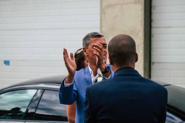 Fransız geleneklerine göre, 29 Ağustos 2020 'de Fransa' da Champagne şehrindeki Epernay belediye binasında gerçekleşen cumhuriyetçi bir düğün sırasında dans eden kimliği belirsiz insanların görüntüsü