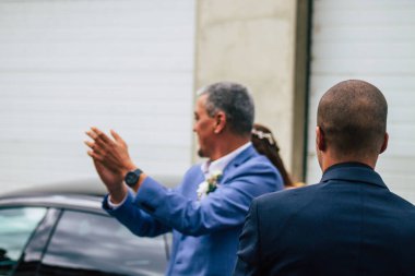 Fransız geleneklerine göre, 29 Ağustos 2020 'de Fransa' da Champagne şehrindeki Epernay belediye binasında gerçekleşen cumhuriyetçi bir düğün sırasında dans eden kimliği belirsiz insanların görüntüsü