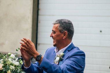 Fransız geleneklerine göre, 29 Ağustos 2020 'de Fransa' da Champagne şehrindeki Epernay belediye binasında gerçekleşen cumhuriyetçi bir düğün sırasında dans eden kimliği belirsiz insanların görüntüsü