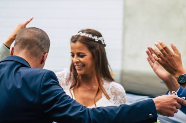 Fransız geleneklerine göre, 29 Ağustos 2020 'de Fransa' da Champagne şehrindeki Epernay belediye binasında gerçekleşen cumhuriyetçi bir düğün sırasında dans eden kimliği belirsiz insanların görüntüsü