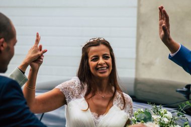 Fransız geleneklerine göre, 29 Ağustos 2020 'de Fransa' da Champagne şehrindeki Epernay belediye binasında gerçekleşen cumhuriyetçi bir düğün sırasında dans eden kimliği belirsiz insanların görüntüsü