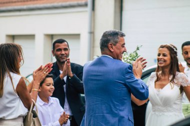 Fransız geleneklerine göre, 29 Ağustos 2020 'de Fransa' da Champagne şehrindeki Epernay belediye binasında gerçekleşen cumhuriyetçi bir düğün sırasında dans eden kimliği belirsiz insanların görüntüsü