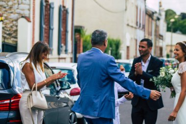 Fransız geleneklerine göre, 29 Ağustos 2020 'de Fransa' da Champagne şehrindeki Epernay belediye binasında gerçekleşen cumhuriyetçi bir düğün sırasında dans eden kimliği belirsiz insanların görüntüsü