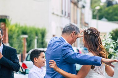 Fransız geleneklerine göre, 29 Ağustos 2020 'de Fransa' da Champagne şehrindeki Epernay belediye binasında gerçekleşen cumhuriyetçi bir düğün sırasında dans eden kimliği belirsiz insanların görüntüsü