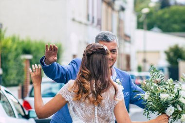 Fransız geleneklerine göre, 29 Ağustos 2020 'de Fransa' da Champagne şehrindeki Epernay belediye binasında gerçekleşen cumhuriyetçi bir düğün sırasında dans eden kimliği belirsiz insanların görüntüsü