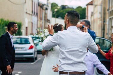 Fransız geleneklerine göre, 29 Ağustos 2020 'de Fransa' da Champagne şehrindeki Epernay belediye binasında gerçekleşen cumhuriyetçi bir düğün sırasında dans eden kimliği belirsiz insanların görüntüsü